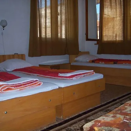 Kostandara Guest house 3*