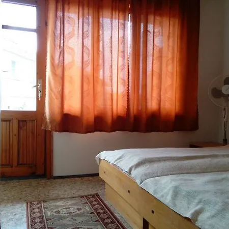 Kostandara Guest house 3*