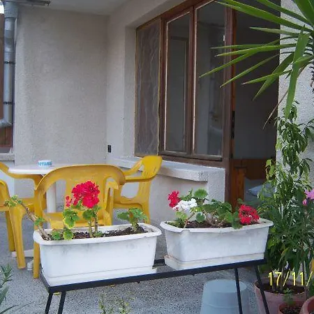 Kostandara Guest house